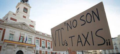 Un momento de la concentración de taxistas madrileños en la Puerta del Sol.