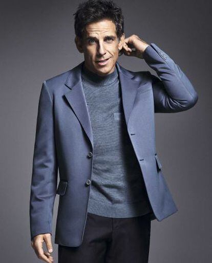 "Cuando te haces mayor, el listón de lo que te hace feliz va bajando". Ben Stiller, sincero y vistiendo una chaqueta de Prada, jersey Emporio Armani y pantalón Dolce & Gabbana.