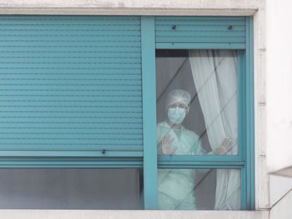 Una trabajadora de la residencia Orpea Buenavista, en Madrid, en una imagen de marzo.