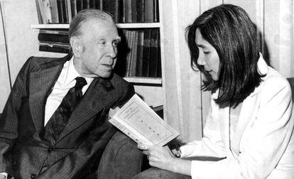Jorge Luis Borges escucha a María Kodama leyéndole un libro.