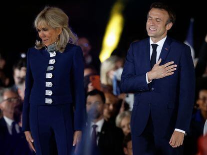 Brigitte y Emmanuel Macron celebran la reelección.