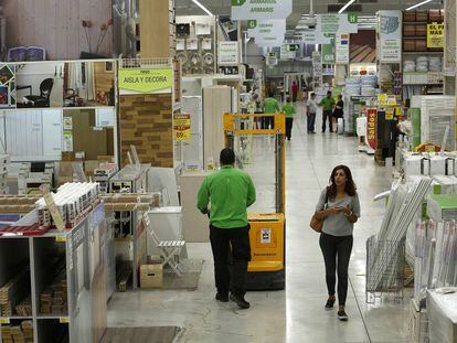 Interior de una tienda Leroy Merlin en Valencia.