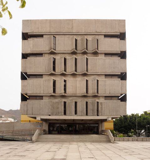 El Colegio Oficial de Arquitectos de Canarias (1971), en Tenerife, de los arquitetcos Javier Díaz Llanos, Vicente Saavedra y Enrique Seco. |
