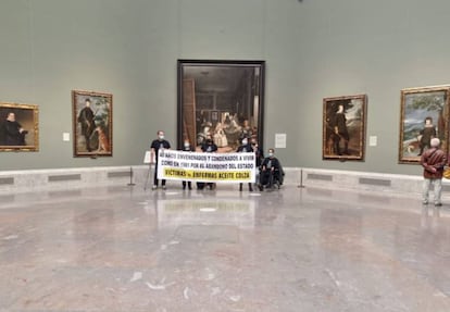 El grupo de afectados por la intoxicación con aceite de colza que se ha manifestado en el Museo del Prado, este martes.