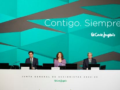 De izquierda a derecha, José Ramón Hoces, Marta Álvarez y Javier Rodríguez-Arias, en la junta de este viernes, en una fotografía difundida por El Corte Inglés.