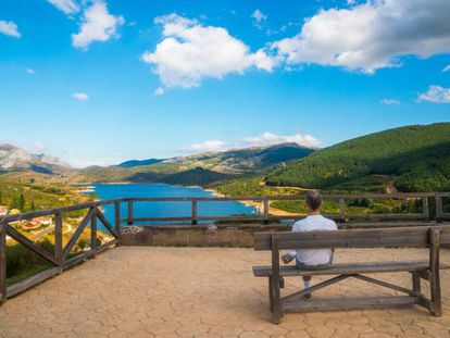 El mirador de Alba de los Cardaños desde el que se ve el embalse de Camporredondo (Palencia).