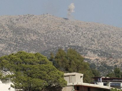 Columna de humo tras el ataque israelí en la colina libanesa de Kfar Shouba / Foto y vídeo de Reuters