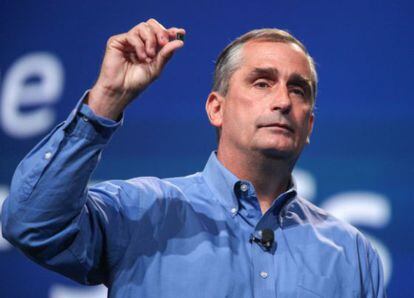 El nuevo consejero delegado Brian Krzanich enseña el Quark.