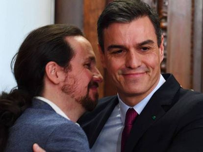 Iglesias y Sánchez, abrazados tras firmar hoy el pacto en el Congreso. En vídeo, declaraciones de los líderes políticos tras la firma.