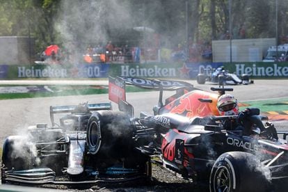 Red Bull's Dutch driver Max Verstappen gets out of his car following a collision with Mercedes' British driver Lewis Hamilton during the Italian Formula One Grand Prix at the Autodromo Nazionale circuit in Monza, on September 12, 2021. (Photo by ANDREJ ISAKOVIC / AFP)