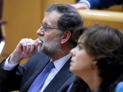 El presidente del gobierno Mariano Rajoy y la vicepresidenta Soraya Sáez de Santamaría tras la votación del pleno del Senado que aprobó la aplicación del artículo 155 de la Constitución.