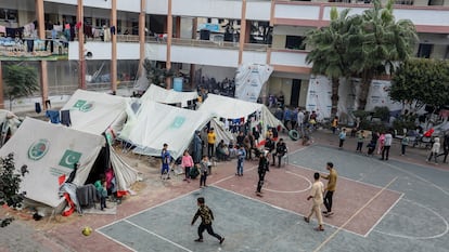 Una escuela de la agencia de la ONU para los refugiados palestinos en Rafah, Gaza, utilizada ahora para acoger desplazados por la invasión israelí de la franja, el 28 de noviembre.