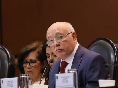 David Colmenares Páramo, durante la entrega de un Informe General Ejecutivo, en la Cámara de Diputados.