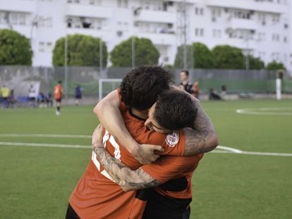 Dos jugadores del Gerena se abrazan celebrando un gol esta temporada.