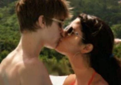 El beso entre Justin Bieber y Selena Gomez, la anterior foto con más "likes".