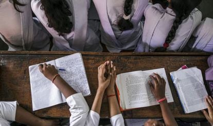 Jóvenes estudiantes de un colegio en Uttar Pradesh (India), el 1 de octubre de 2015.