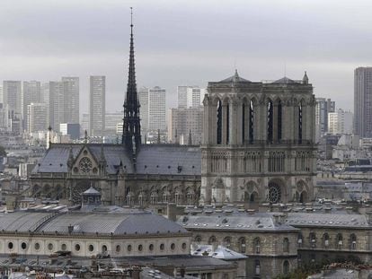 Foto de la catedral tomada desde la iglesia de Saint-Eustache. En el centro de la imagen, la aguja y la techumbre destruidas en el incendio de este lunes.