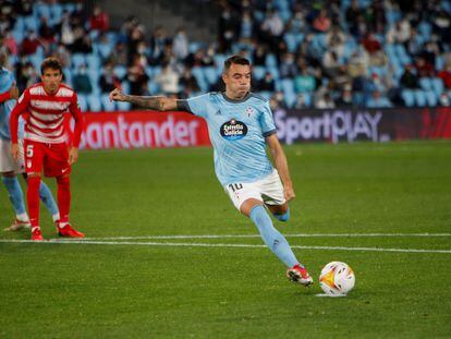 Iago Aspas se dispone a golpear el balón desde el punto de penalti (que falló) durante el partido contra el Granada.