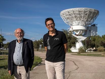 Michel Mayor, a la izquierda, y Didier Queloz, ganadores del Nobel de Física 2019 por el descubrimiento del primer exoplaneta, en el Centro Europeo de Astronomía Espacial (ESAC), en Villafranca del Castillo, Madrid.