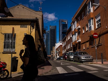 Una mujer camina por la calle Cañaveral de Madrid.
