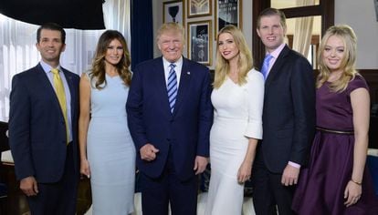 De izquierda a derecha, Donald Jr., Melania, Donald Trump, Ivanka, Eric y Tiffany Trump, en octubre de 2016.