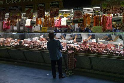 Una carnicer&iacute;a en el mercado Maravillas en Madrid