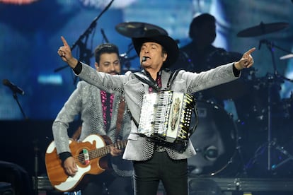 DALLAS, TX - SEPTEMBER 28: Mexican singer Jorge Hernandez performs live during a show as part of the Alejandro Fernandez and Tigres del Norte 'Rompiendo Fronteras World Tour' at American Airlines Center on September 28, 2018 in Dallas, Texas. (Photo by Omar Vega/Getty Images)