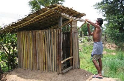 Un hombre construye un baño en Camboya.