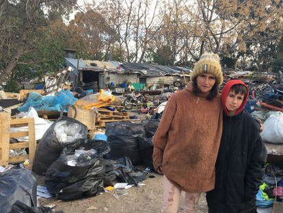 Estela Recalde junto a su hijo Juan, de 11 años, frente a su casa en el asentamiento Felipe Cardoso.