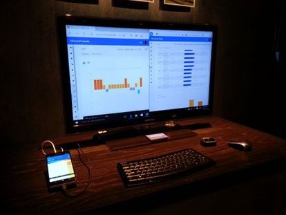 Un teléfono móvil Lumia conectado a una pantalla y un teclado, funcionando como un ordenador.