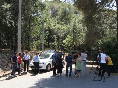 Los Mossos y los medios de comunicaci&oacute;n hacen guardia en la puerta de la casa de Millet en la Almetlla del Vall&egrave;s, Barcelona.  