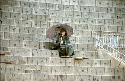 Joaquín Vidal, con capa y paraguas en un día de lluvia durante la feria de Otoño en la madrileña Plaza de Las Ventas. Octubre de 1999