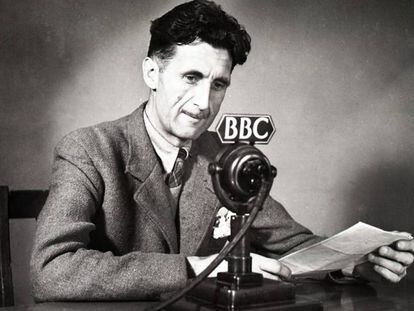 El escritor y periodista británico George Orwell en una locución radiofònica de 1941 en la BBC.