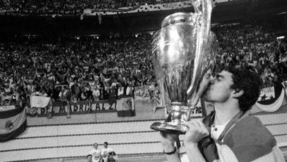 Manolo Sanchis besa la Copa de Europa ganada al Juventus en &Aacute;msterdam en 1998. 