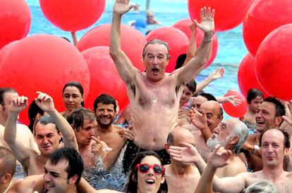 Xavier Trias, en el centro, junto a Artur Mas, a la izqueirda, y otros políticos, ayer en la piscina.