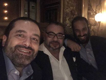 Saad Hariri junto a Mohamed Bin Salman y Mohamed VI en un autorretrato colgado en Twitter.