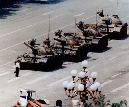 Un manifestante se enfrenta a una columna de tanques en la plaza de Tiananmen, en 1989.