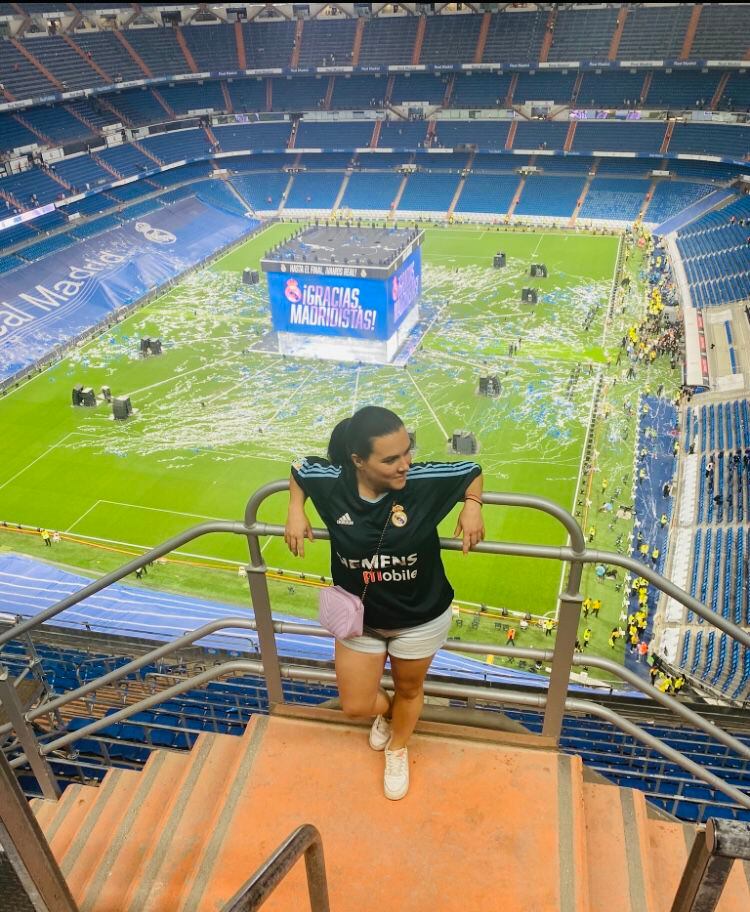 Sara Vivas, aficionada del Real Madrid, en el estadio Santiago Bernabéu tras celebrar el título liguero de la pasada temporada.