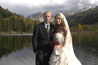 Kevin Costner y Christine Baumgartner en su boda, celebrada en un rancho de Aspen (Colorado), el 25 de septiembre de 2004.