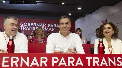 El secretario de organización del PSOE, Santos Cerdan; el presidente del Gobierno, Pedro Sanchez, y la ministra de Hacienda, Maria Jesus Montero, durante el Comité Federal del partido, este sábado.