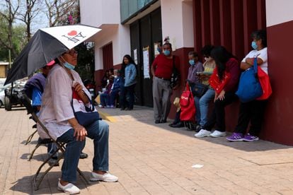 Fila en la alcaldía de Xochimilco para realizar el cobro de pensiones adelantas.