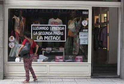 Una mujer observa la vitrina de un almacén de ropa el 29 de enero de 2014, en el centro de Buenos Aires.