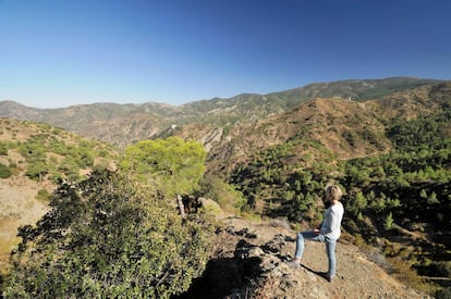 Una mujer observa la cordillera de Troödos y el monte Olimpo desde la localidad chipriota de Pedoulas.