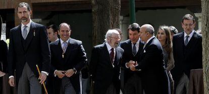 El alcalde de Alcal&aacute;, Javier Bello Nieto, a la derecha del Pr&iacute;ncipe Felipe, en la entrega del premio Cervantes a Jos&eacute; Manuel Caballero Bonald.