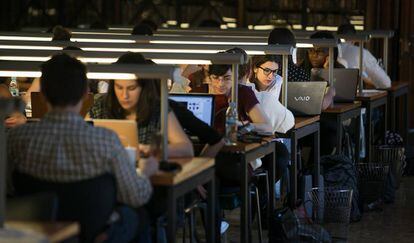 Estudiantes de la Universidad de Barcelona estudian en la biblioteca del edificio histórico de la UB.