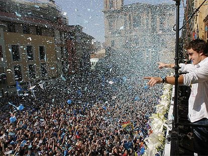 Alonso, en el balcón del Ayuntamiento, ante miles de seguidores.