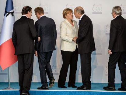 Merkel parla amb el ministre francès d'Exteriors, Laurent Fabius.