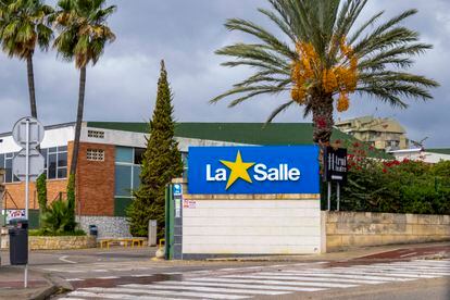 Vista de la entrada al colegio La Salle de Palma de Mallorca, este lunes.