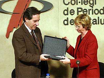 La decana del Colegio de Periodistas de Cataluña, Montserrat Minobis, entrega su galardón a Iñaki Gabilondo, director del programa <i>Hoy por Hoy,</i> de la Cadena Ser.