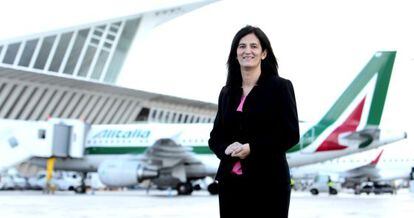 La directora del aeropuerto de Loiu, Cristina Echevarría, en la pista del aeródromo.